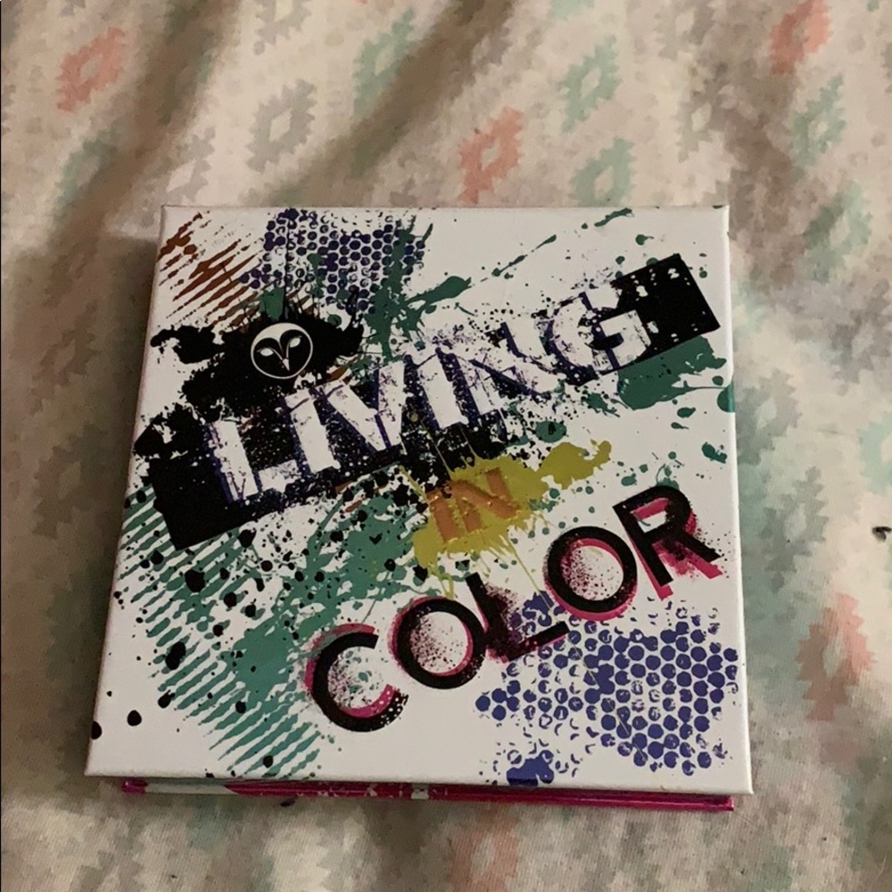 Living in Color eyeshadow Pallette